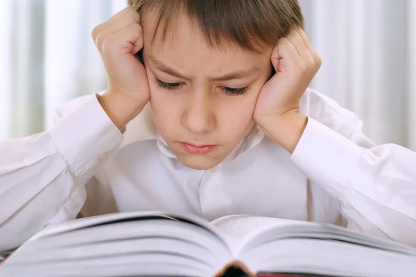 Malý chlapec čtení — Stock fotografie