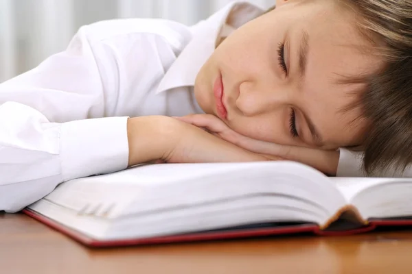 Liten pojke sova med bok — Stockfoto