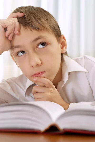 Kleine jongen lezen — Stockfoto