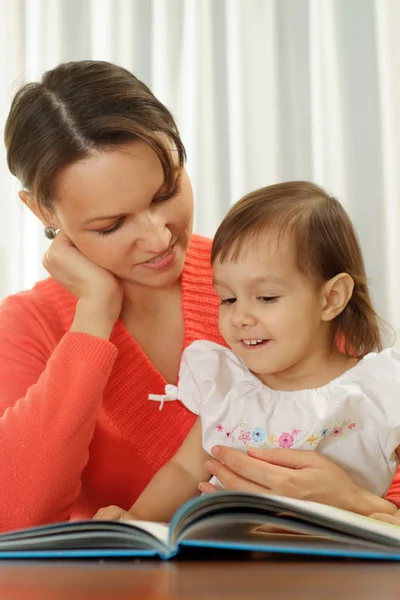 Mom reading with daughter — Stock Photo, Image
