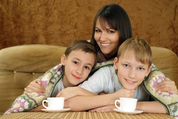Uma bela mãe caucasiana com dois irmãos adoráveis — Fotografia de Stock