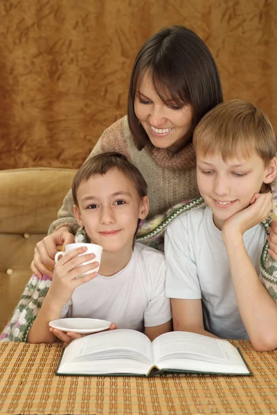 Una hermosa caucásica buena madre con dos adorables hermanos — Foto de Stock