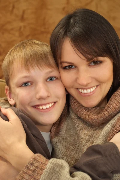 Güzel bir beyaz anne ve oturma sevimli oğlu — Stok fotoğraf