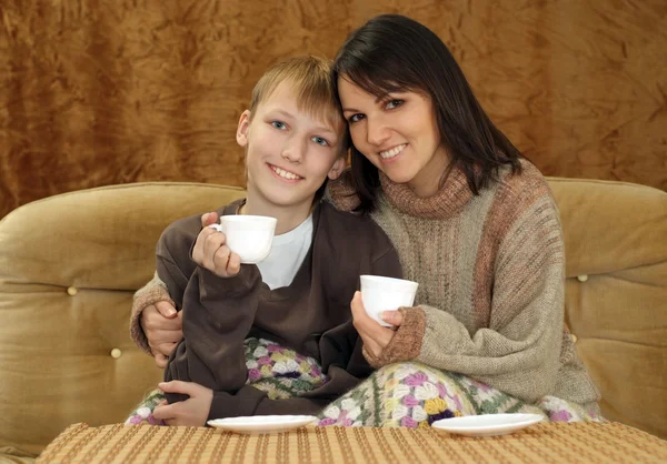 A beautiful Caucasian mama and a charming son sitting — Stock Photo, Image
