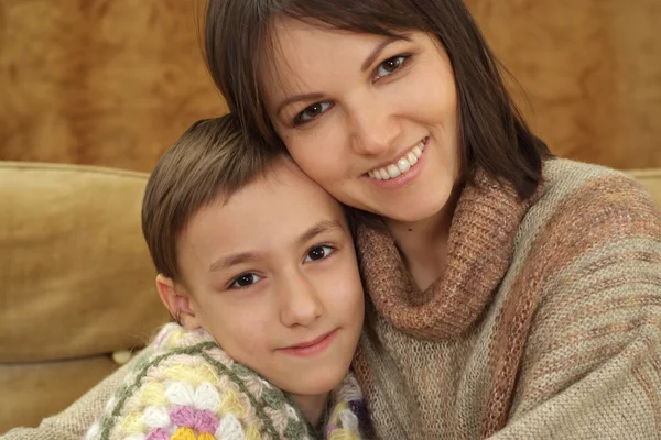Een mooie Kaukasische mama en een charmante zoon zitten — Stok fotoğraf