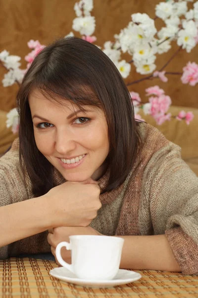 Gyönyörű bájos kaukázusi nő ül — Stock Fotó