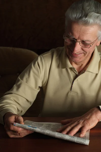 Όμορφος Καυκάσου ηλικίας άνθρωπος κάθεται να διαβάζει εφημερίδα — Φωτογραφία Αρχείου