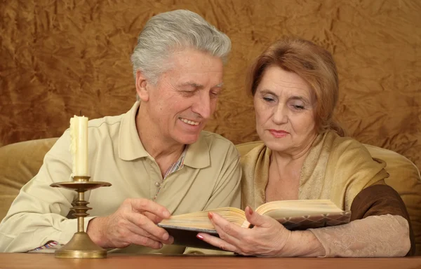 Beau couple caucasien de personnes âgées assis — Photo