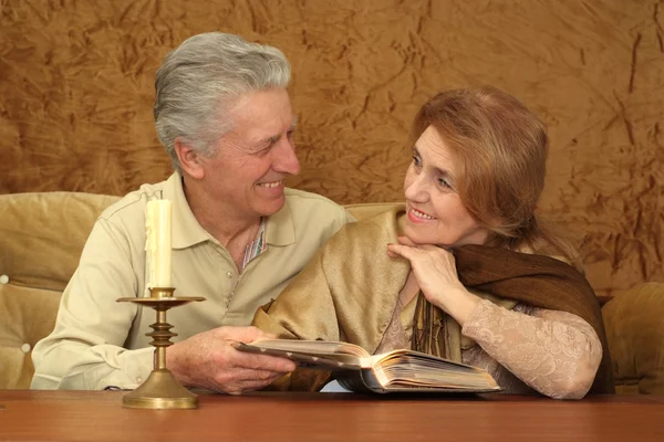 Bella caucasico bella coppia di anziani seduta — Foto Stock