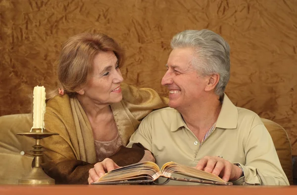 Bella caucasico buona coppia di vecchio seduta — Foto Stock