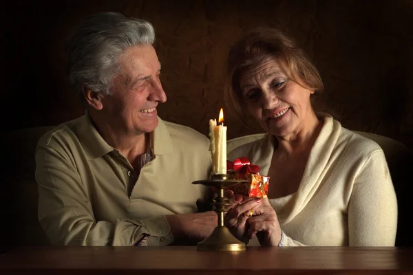 Vackra kaukasiska glädje par gamla sitter — Stockfoto