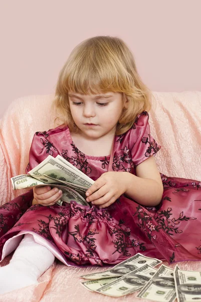 お金を保持している美しい小さな女の子 — ストック写真