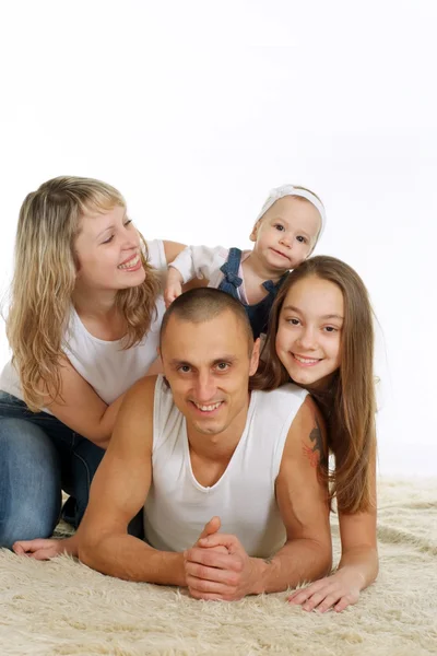 4 つの嘘の幸せな家族 — ストック写真