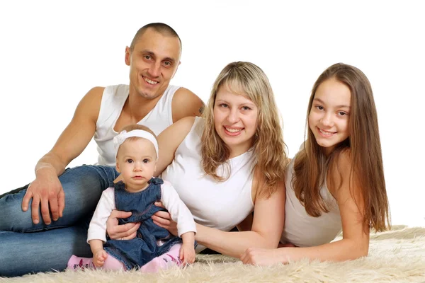 Familia de sonrisas de cuatro mintiendo —  Fotos de Stock