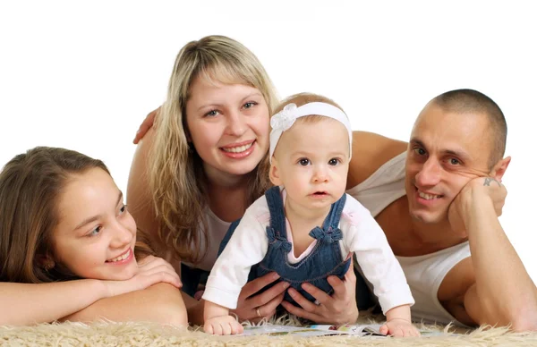 Happines familie van vier liegen — Stockfoto