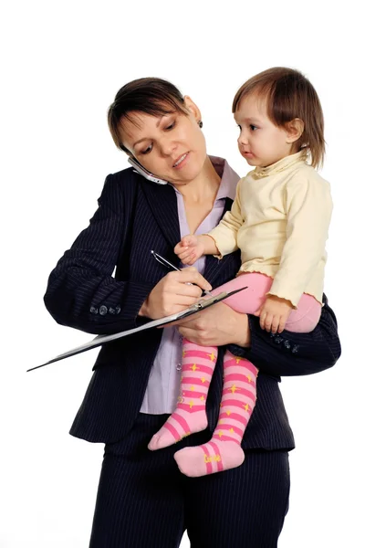 Bonita caucasiana agradável mulher de negócios segurando sua filha em — Fotografia de Stock
