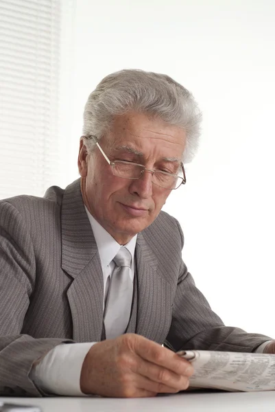 Starszy mężczyzna w okularach siedzący — Zdjęcie stockowe