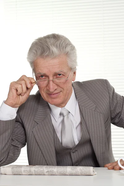 Ein Geschäftsmann in Brille sitzt — Stockfoto
