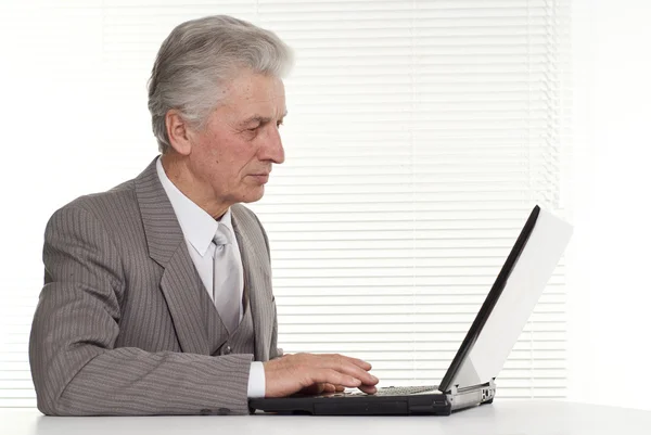 Biznesmen siedzi przy komputerze — Zdjęcie stockowe
