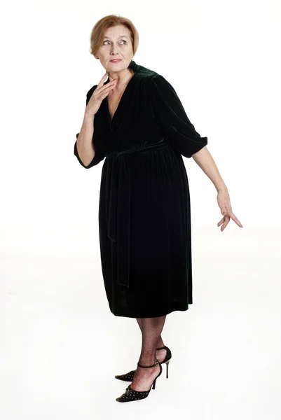 Senhora de vestido preto de pé — Fotografia de Stock