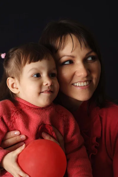 Eine schöne kaukasische Glücksmutter hält ihre Tochter im Arm — Stockfoto