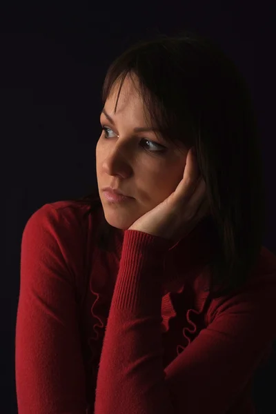 Mooie wanhopige Kaukasische vrouw in rode vergadering — Stockfoto