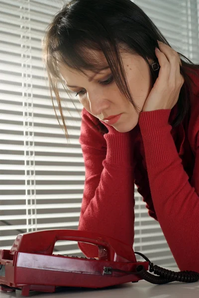 Frumos caucazian depresie femeie cu un telefon — Fotografie, imagine de stoc
