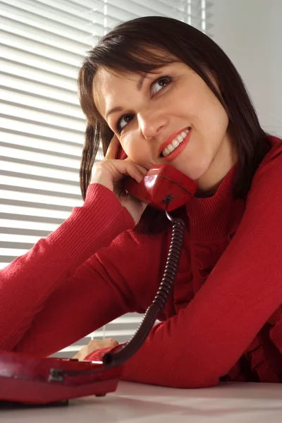 Een goede vrouw is praten over de telefoon — Stockfoto