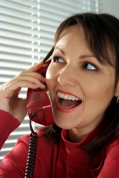 Schöne kaukasische Lächeln Frau mit einem Telefon — Stockfoto