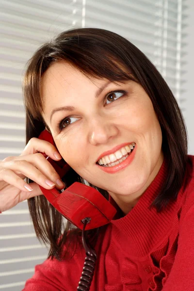 Bonito sorriso branco feminino com um telefone — Fotografia de Stock