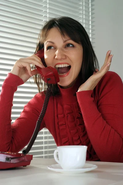 Mulher bonita caucasiana agradável com um telefone e um copo — Fotografia de Stock