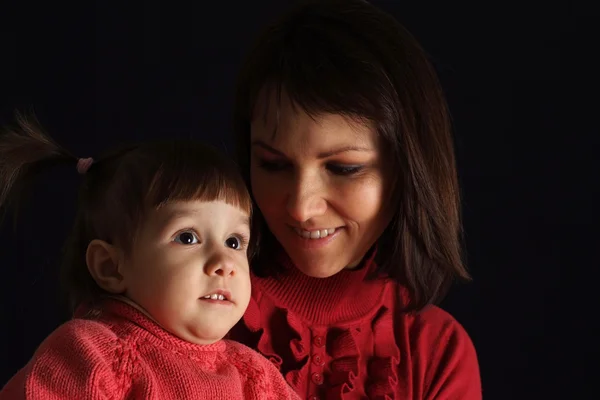 Красивая кавказская мать и дочь держат карандаши — стоковое фото