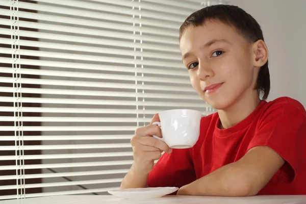 漂亮的白人男孩用一杯茶 — 图库照片