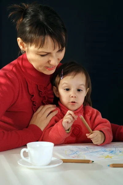 En vacker kaukasiska mor och dotter håller pennor — Stockfoto