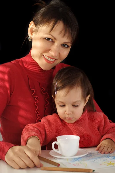 Una bella caucasica mamma e figlia in possesso di matite — Foto Stock