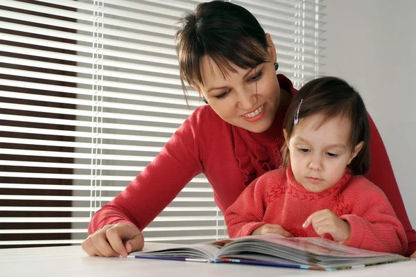 Dcera a matka četl knihu — Stock fotografie