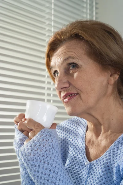 Красивая белая счастливая пожилая женщина с чашкой — стоковое фото