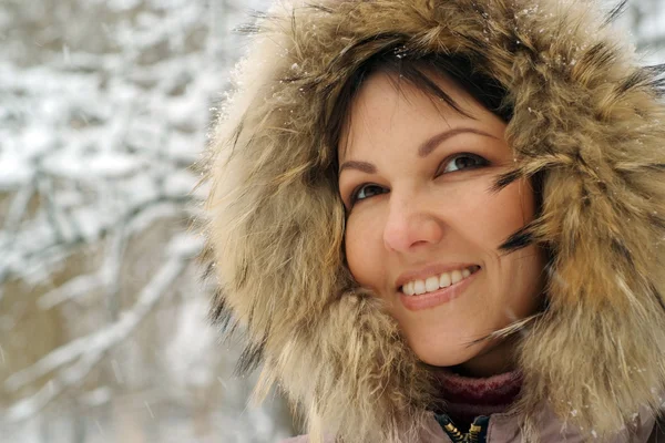 Szerencse nő téli séta — Stock Fotó