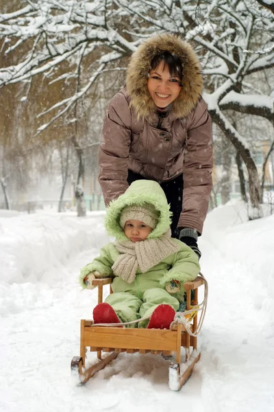 Gelukkig moeder en dochter wandelen — Stockfoto