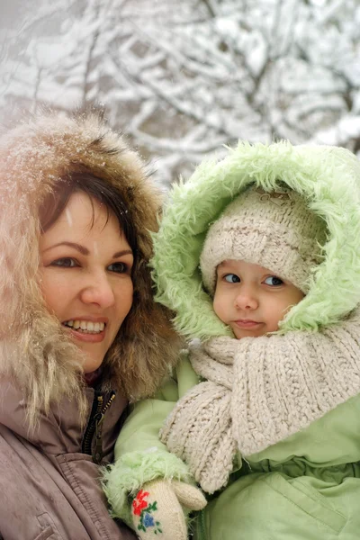Vackra mamma och dotter gå — Stockfoto