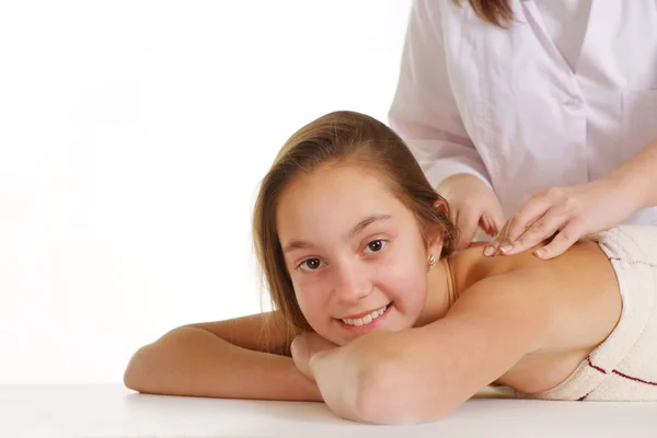 Schönes junges Mädchen tut spa — Stockfoto