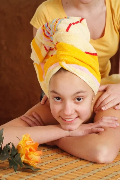 Mooie Kaukasische vrouw liggen bij de receptie — Stockfoto