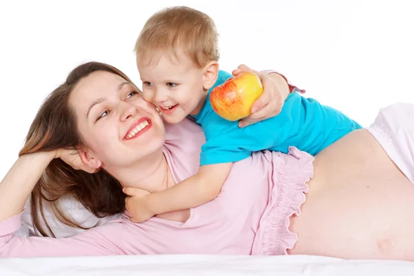 Беременная девочка играет с ребенком — стоковое фото