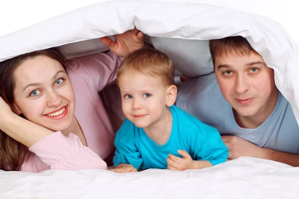 Lycklig familj liggande — Stockfoto