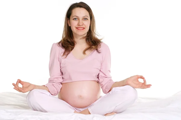Szczęśliwy w ciąży kobieta siedzi — Zdjęcie stockowe