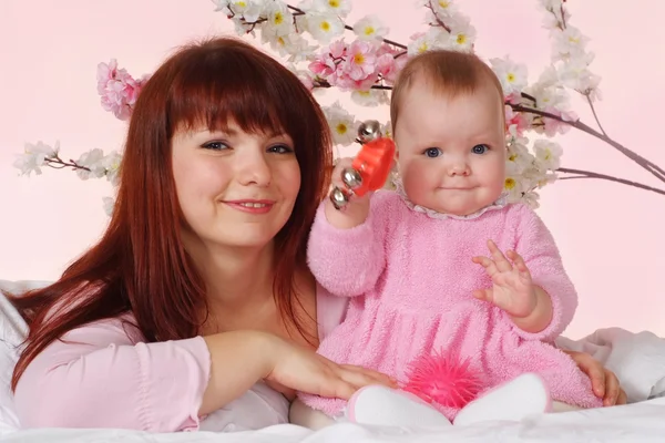 Mooie charmante moeder en dochter — Stockfoto