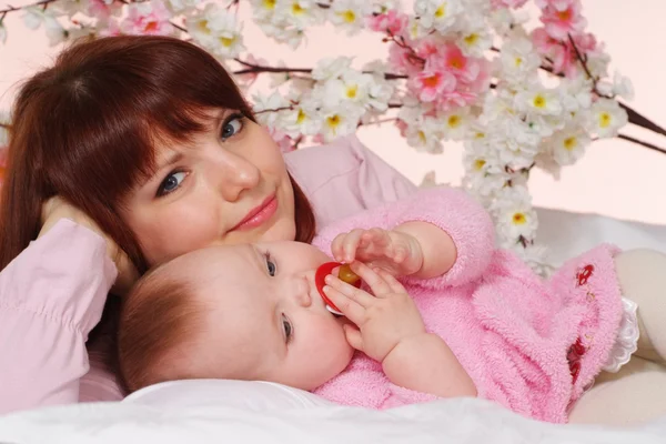 아름 다운 좋은 엄마와 딸 — 스톡 사진