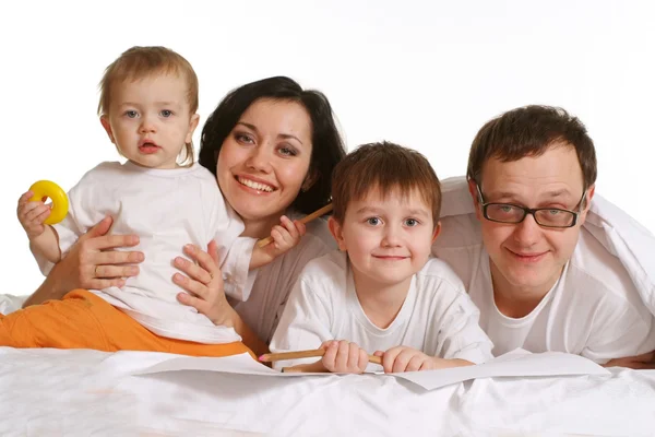 Šťastná rodina čtyř ležící — Stock fotografie