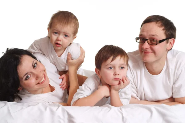 Pais com crianças em camisas brancas — Fotografia de Stock