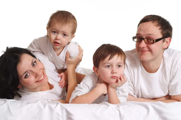 Eltern mit Kindern in weißen Hemden — Stockfoto